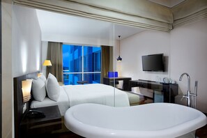 Executive Suite | Minibar, in-room safe, desk, soundproofing