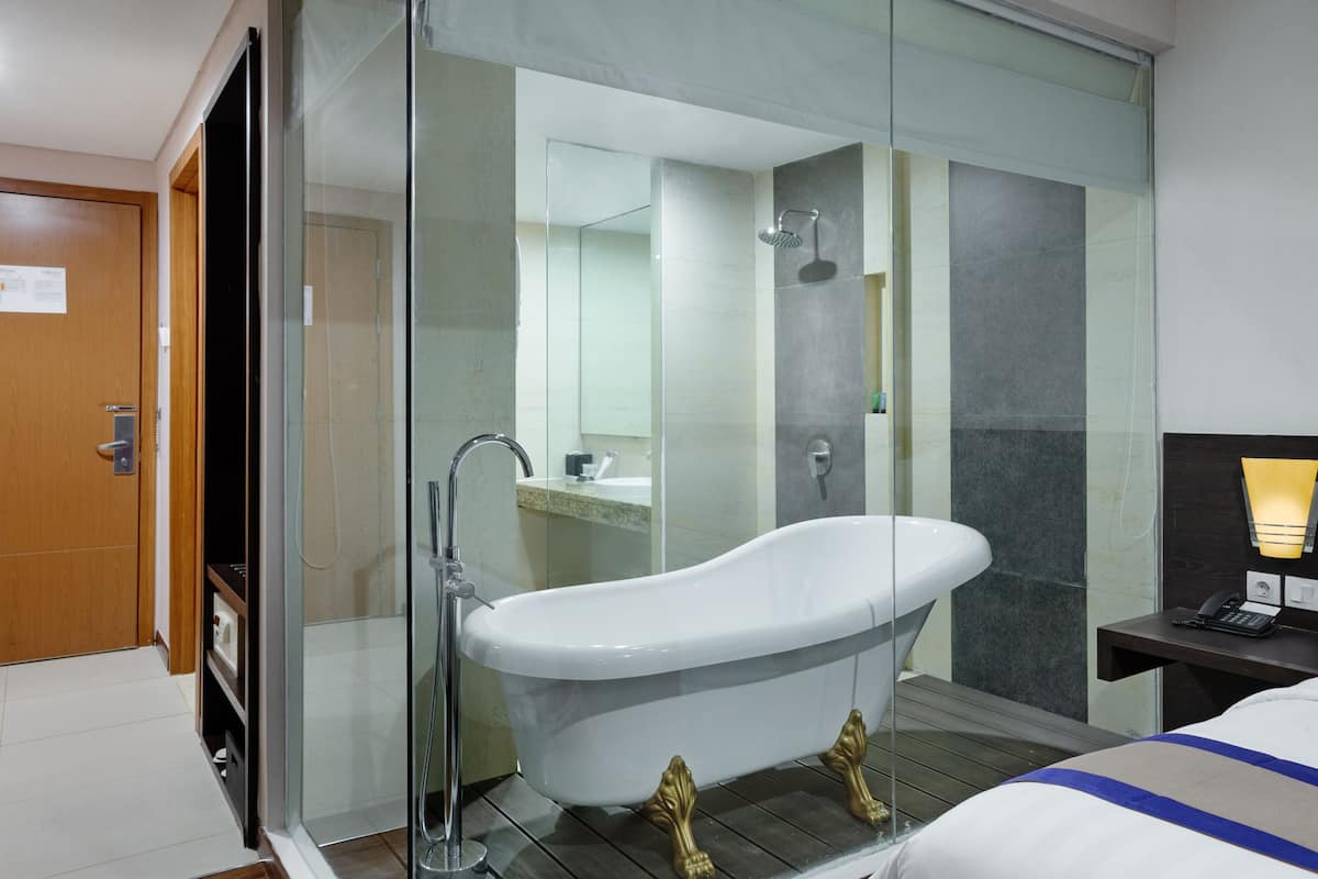 executive suite | bathroom | shower, free toiletries, hair dryer, bathrobes