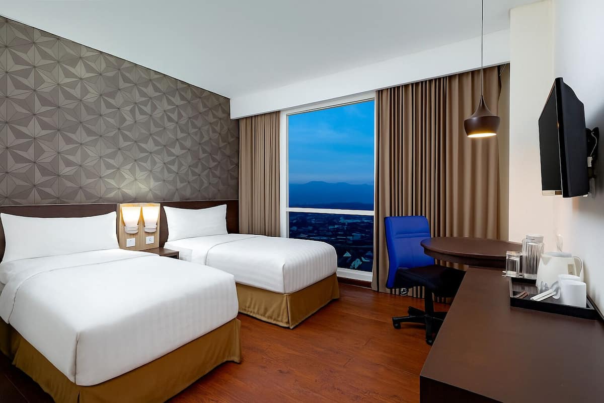 deluxe room | 1 bedroom, minibar, in-room safe, desk