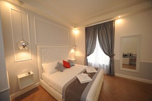 Quadruple Room | Minibar, in-room safe, desk, blackout curtains - My Suites Piazza di Spagna (Rome)