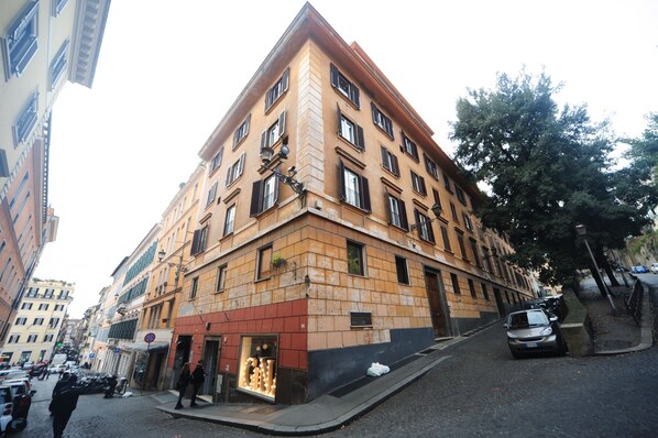 Front of property – evening/night - My Suites Piazza di Spagna (Rome)