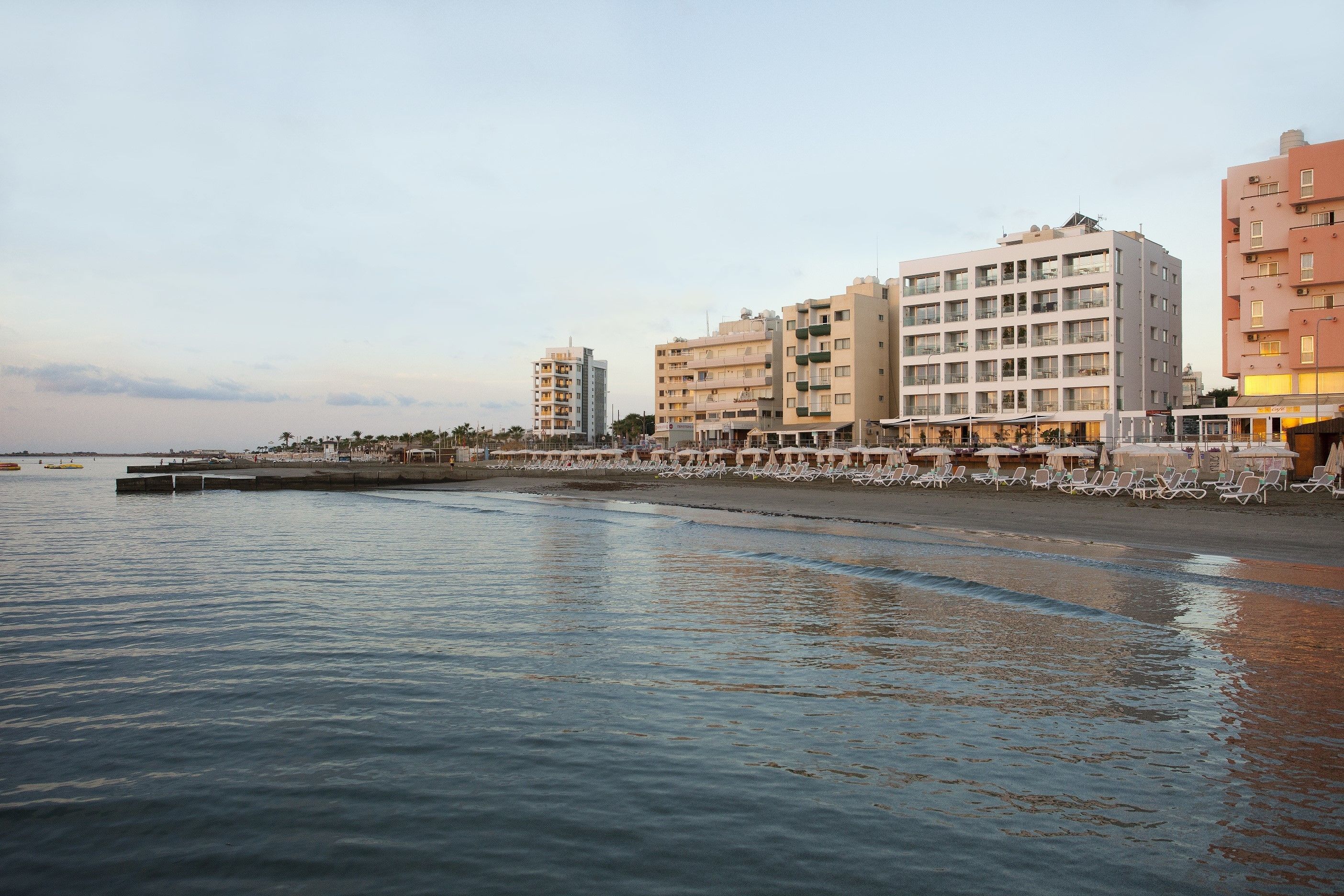 beach nearby, beach umbrellas, beach towels