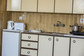 Studio | Yksityinen keittonurkkaus | Jääkaappi, vedenkeitin, keittoastiat/astiat/ruokailuvälineet