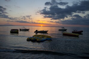 Ranta lähistöllä, aurinkovarjoja, rantapyyhkeitä