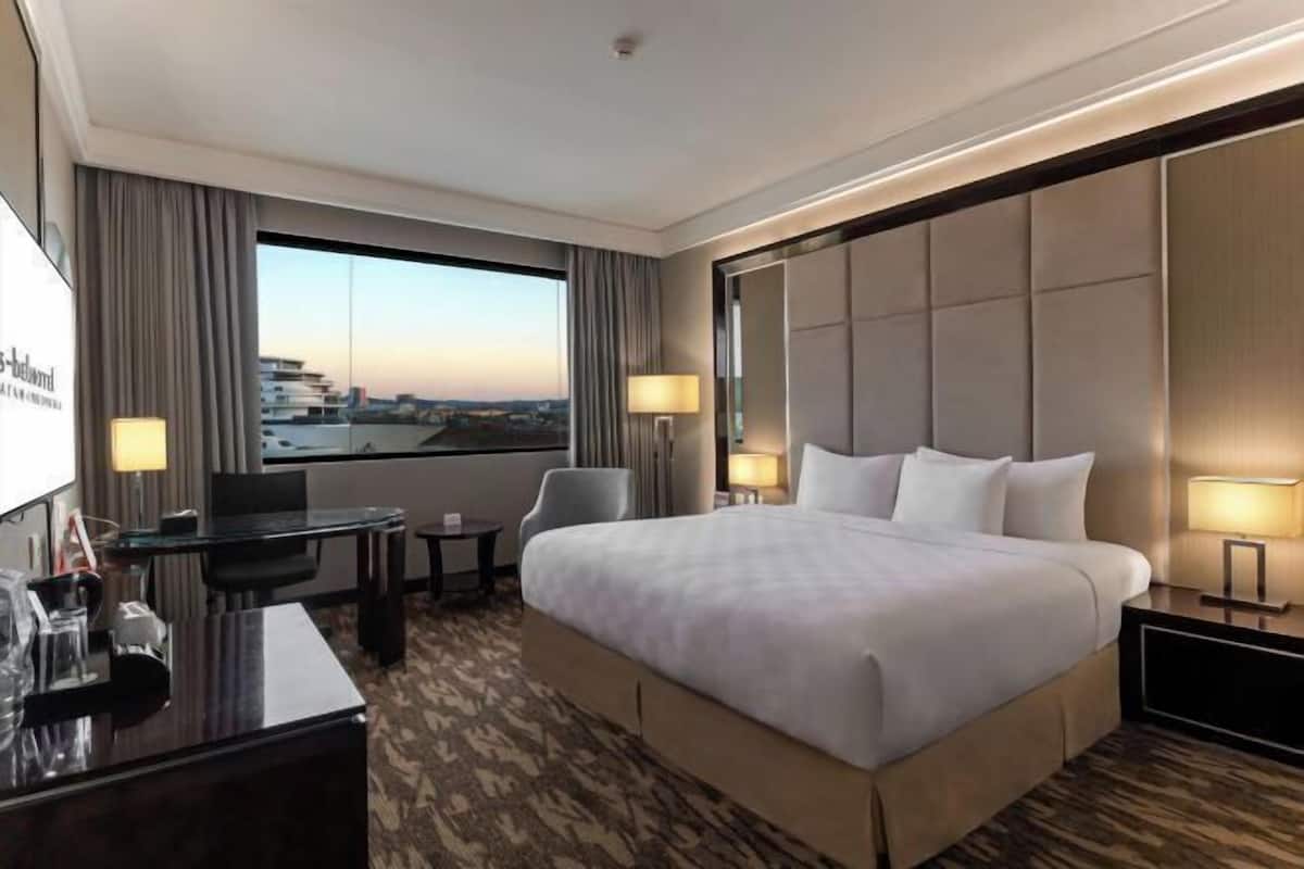 Minibar, in-room safe, desk, blackout curtains