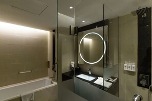 Deluxe-værelse - 1 kingsize-seng (Grand Deluxe) | Badeværelse | Bruser, brusehoved med spredningseffekt, gratis toiletartikler