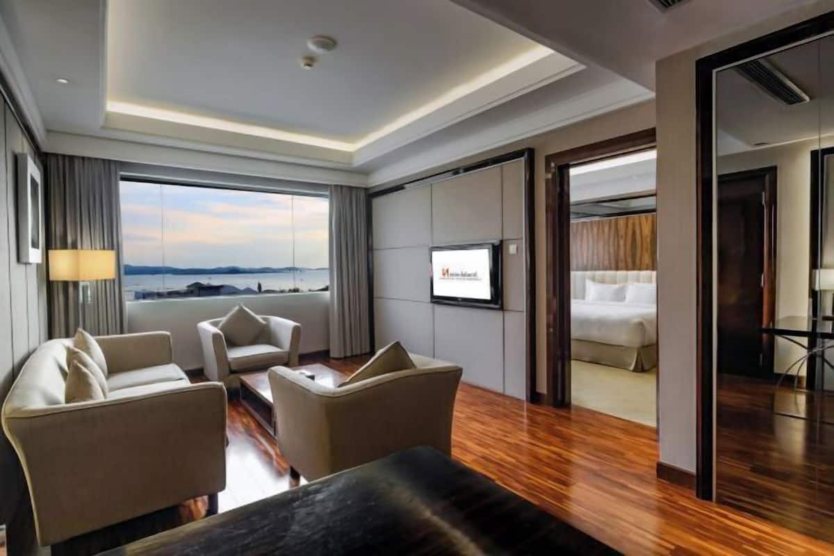 Een minibar, een kluis op de kamer, een bureau, verduisterende gordijnen