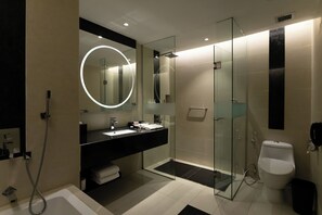 Deluxe Room, 1 Katil Raja (King) (Grand Deluxe) | Bilik Mandi | Pancuran mandi, hulu semburan mandi hujan 