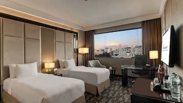 Deluxe Twin | Minibar, in-room safe, desk, blackout drapes