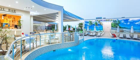 Piscine extérieure, parasols de plage, chaises longues