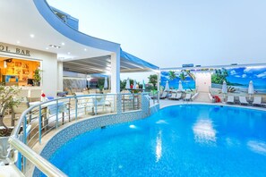 Piscina all'aperto, ombrelloni da piscina, lettini