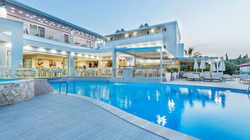 Outdoor pool, pool umbrellas, sun loungers