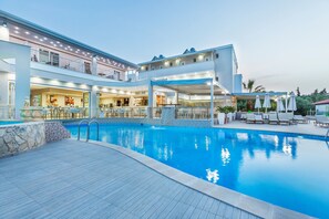Outdoor pool, pool umbrellas, sun loungers - Anna Hotel (Kassandra)