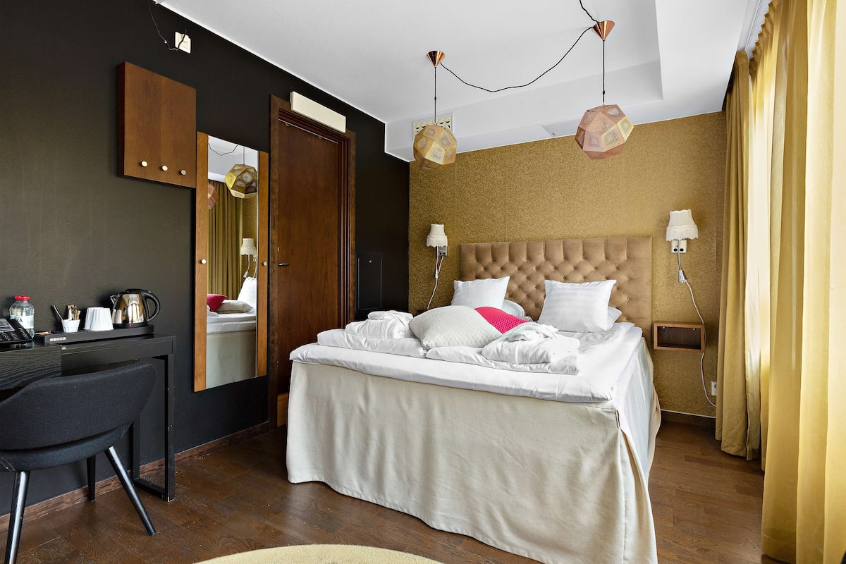 Suite, 1 King Bed, Non Smoking, Balcony (with Sofabed) | Premium bedding, blackout curtains, free cots/infant beds, rollaway beds