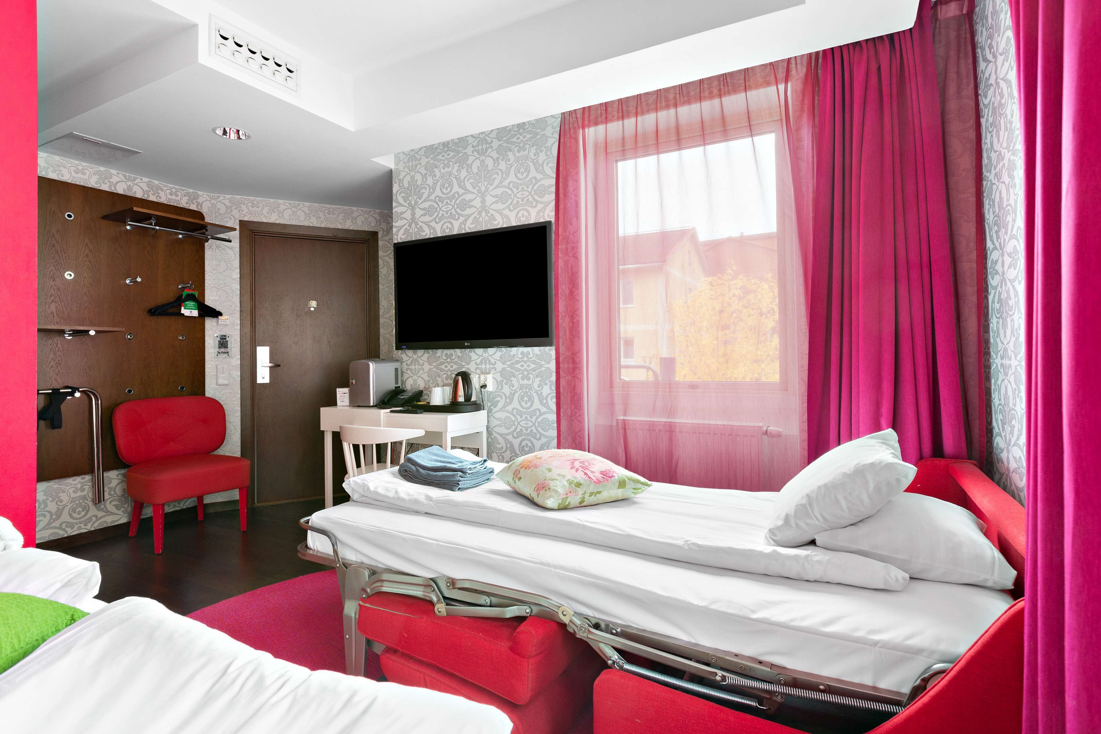 Superior Suite, 1 King Bed, Non Smoking | Premium bedding, blackout drapes, free cribs/infant beds, rollaway beds