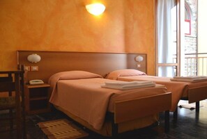 خزنة داخل الغرفة وأسرّة أطفال/رضّع وواي فاي مجانًا وملاءات أسرّة