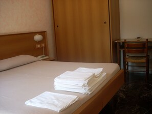Chambre double, vue sur la mer | Coffre-fort, lit de bébé (supplément), accès au Wi-Fi (inclus)