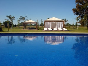 Innendørsbasseng,utendørsbasseng, bassengparasoller og solsenger