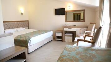 Habitación triple | Minibar, caja de seguridad en la habitación y wifi gratis