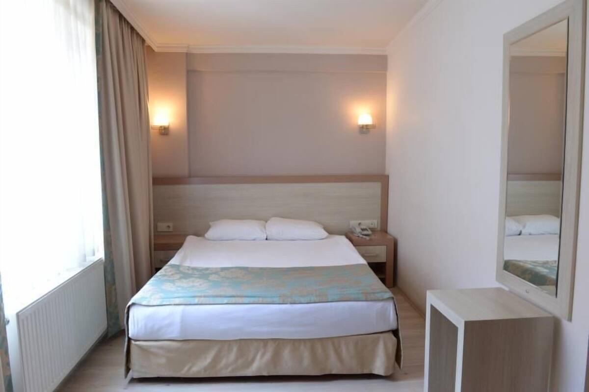 Quarto casal ou duplo standard | Frigobar, cofres nos quartos, Wi-Fi de cortesia