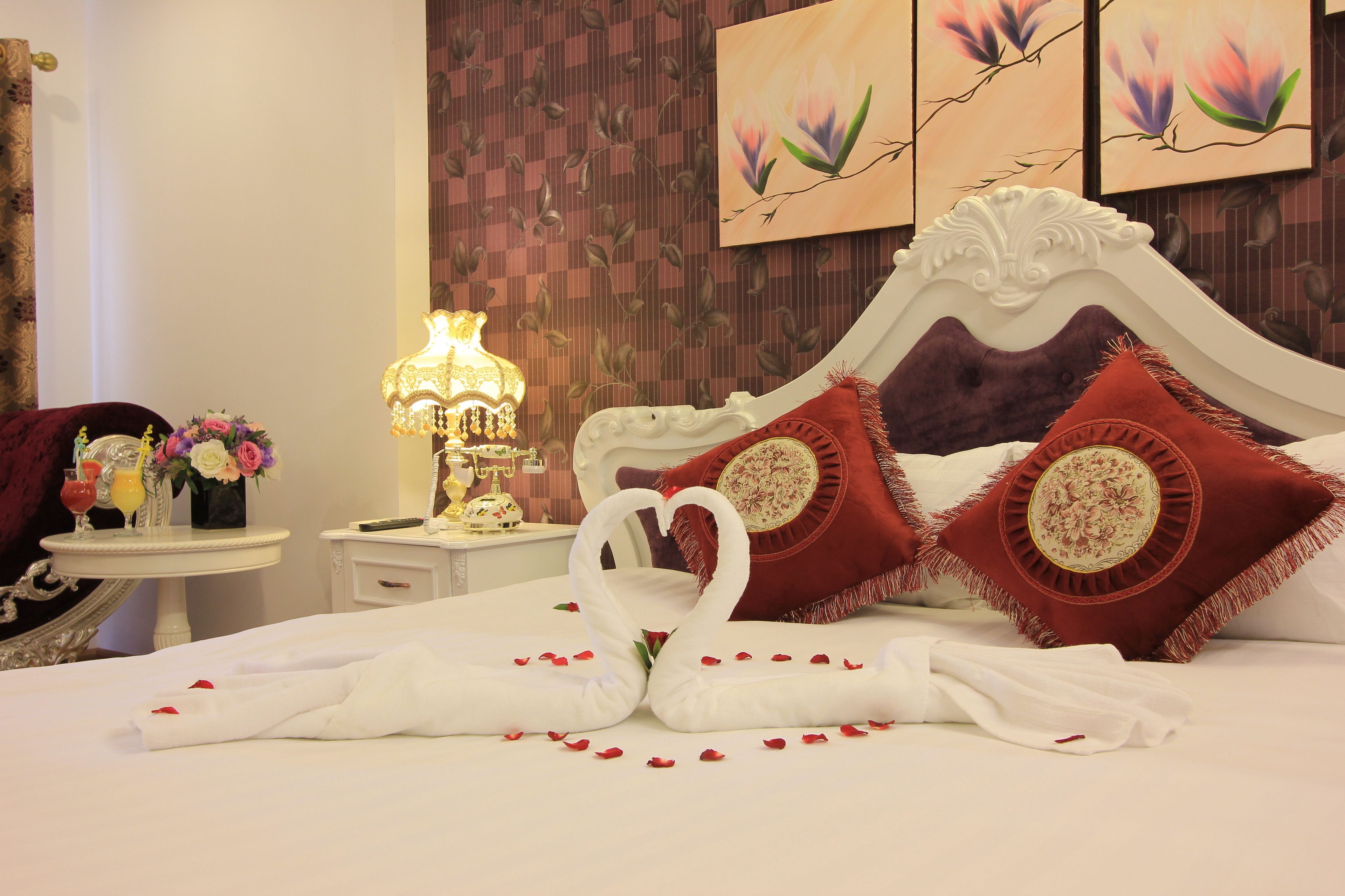 honeymoon double or twin room, city view | minibar, in-room safe, desk, soundproofing