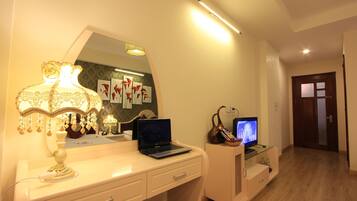 Een minibar, een kluis op de kamer, een bureau, geluiddichte muren