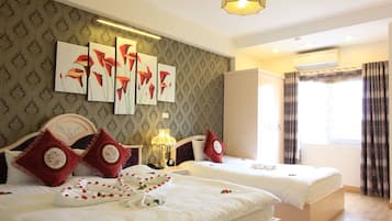 Driepersoonskamer, uitzicht op de stad | Een minibar, een kluis op de kamer, een bureau, geluiddichte muren