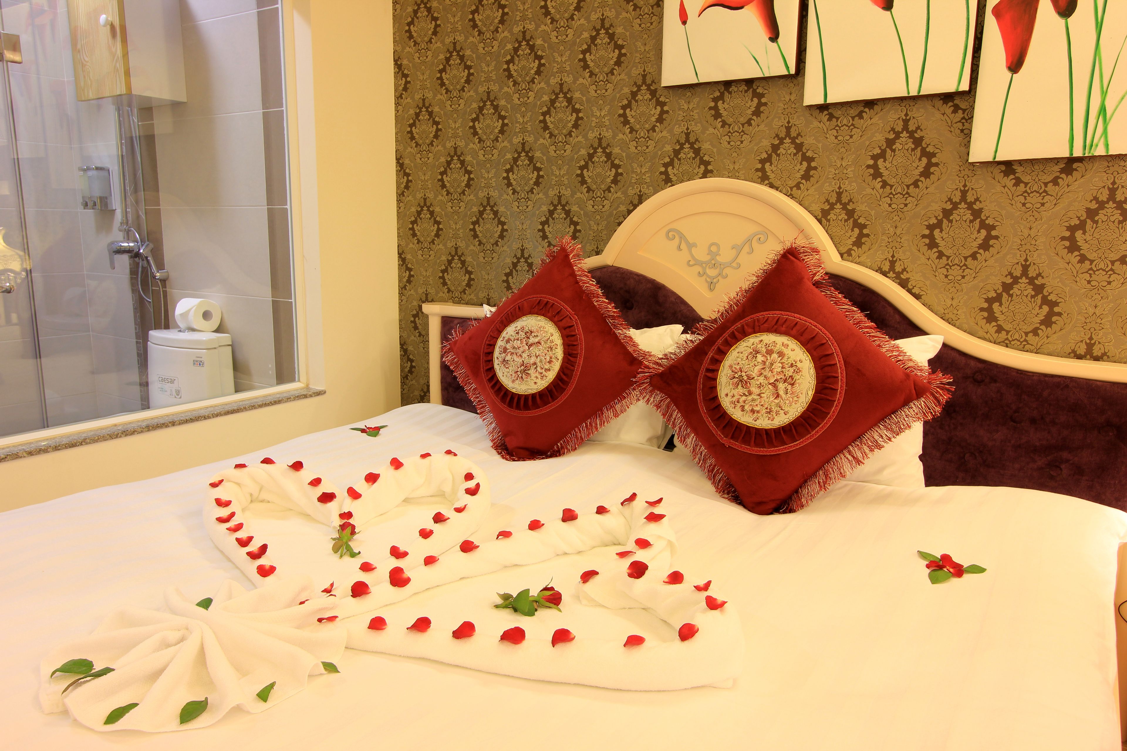 deluxe double or twin room, city view | minibar, in-room safe, desk, soundproofing