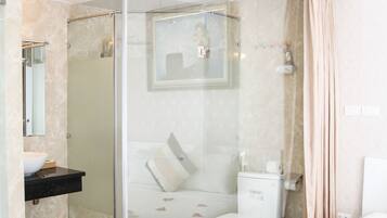 Dusj, regndusjhode, designertoalettartikler og hårføner