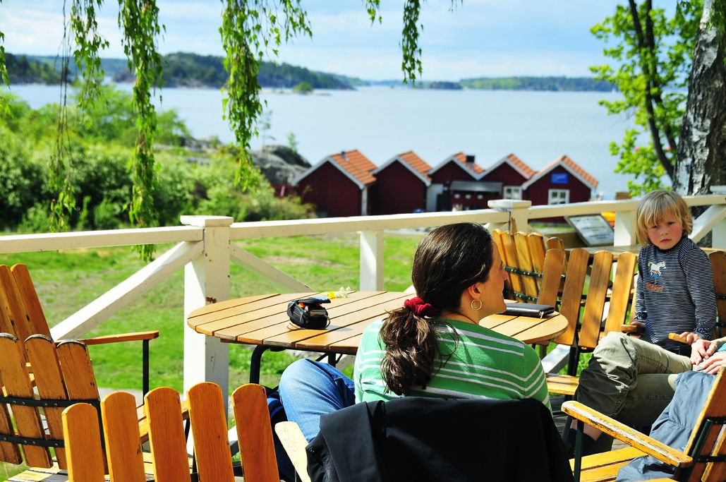 2 restaurants, lunch served