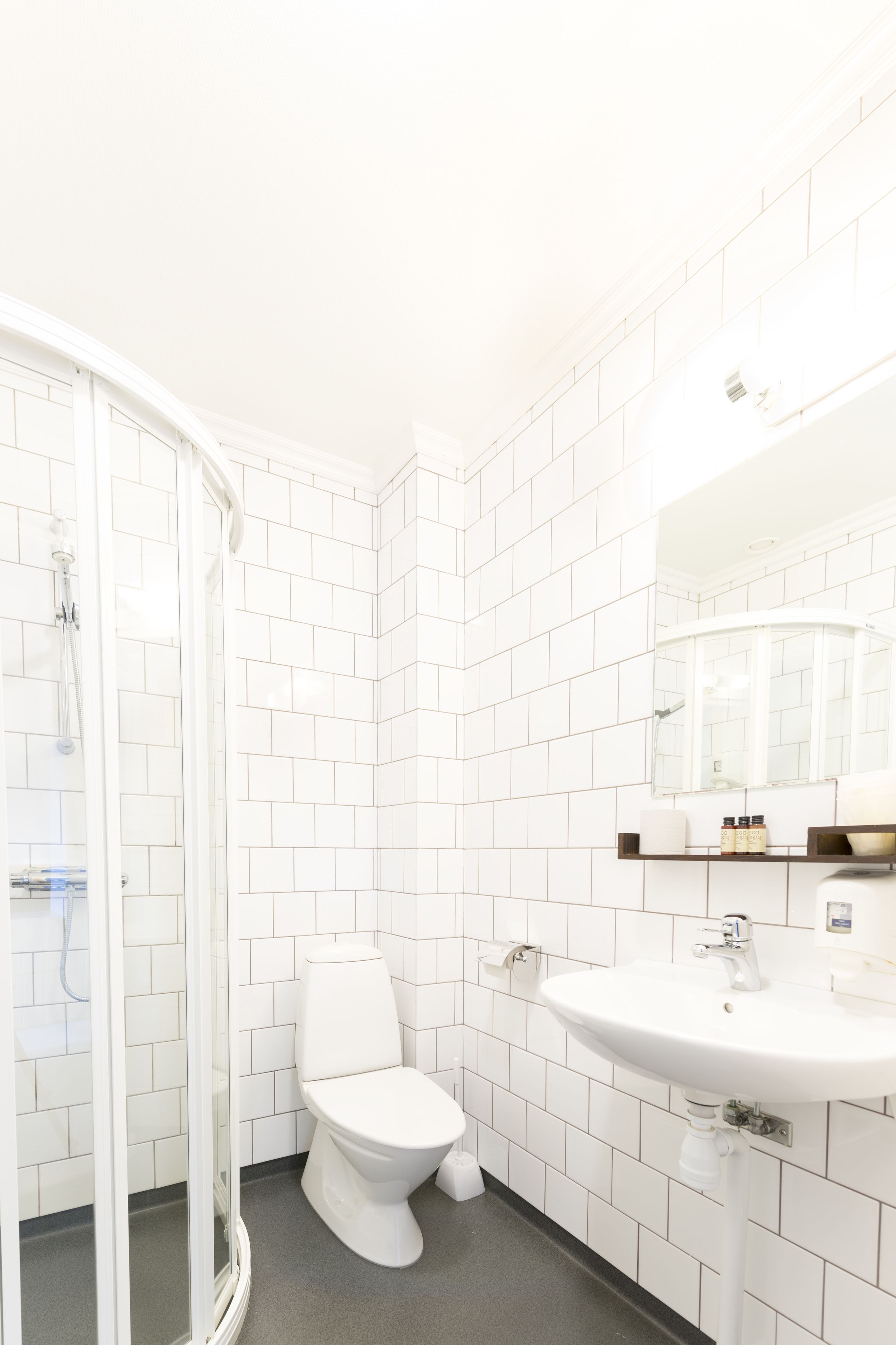 twin room | bathroom | shower, free toiletries, towels