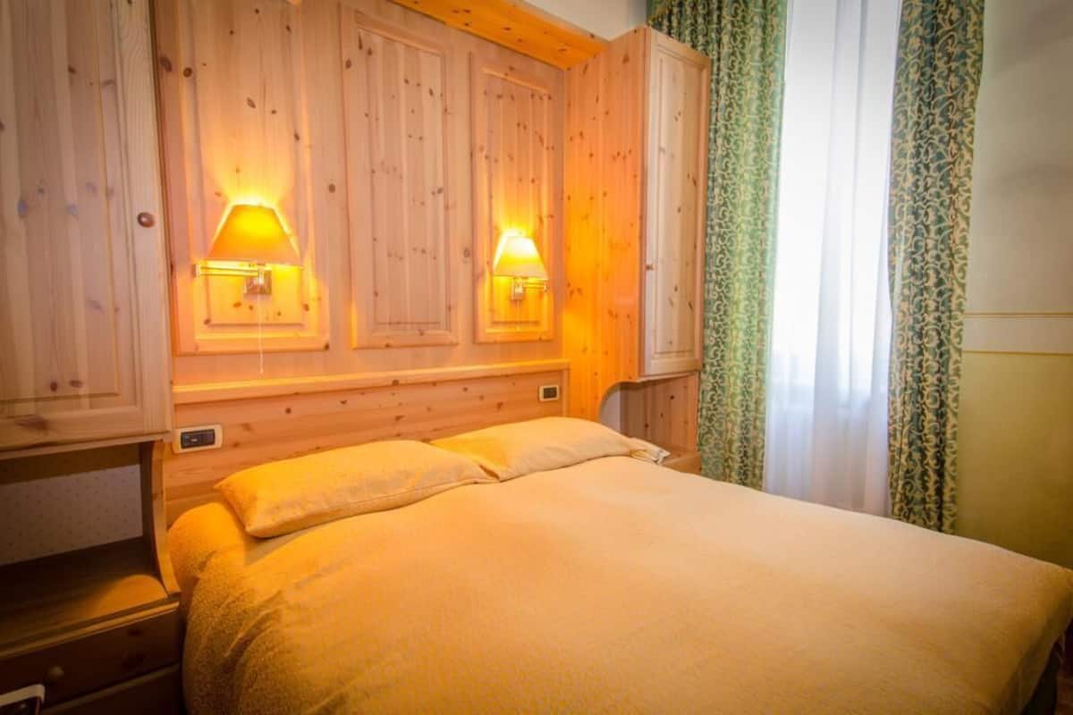 Minibar, Zimmersafe, Schreibtisch, Verdunkelungsvorhänge