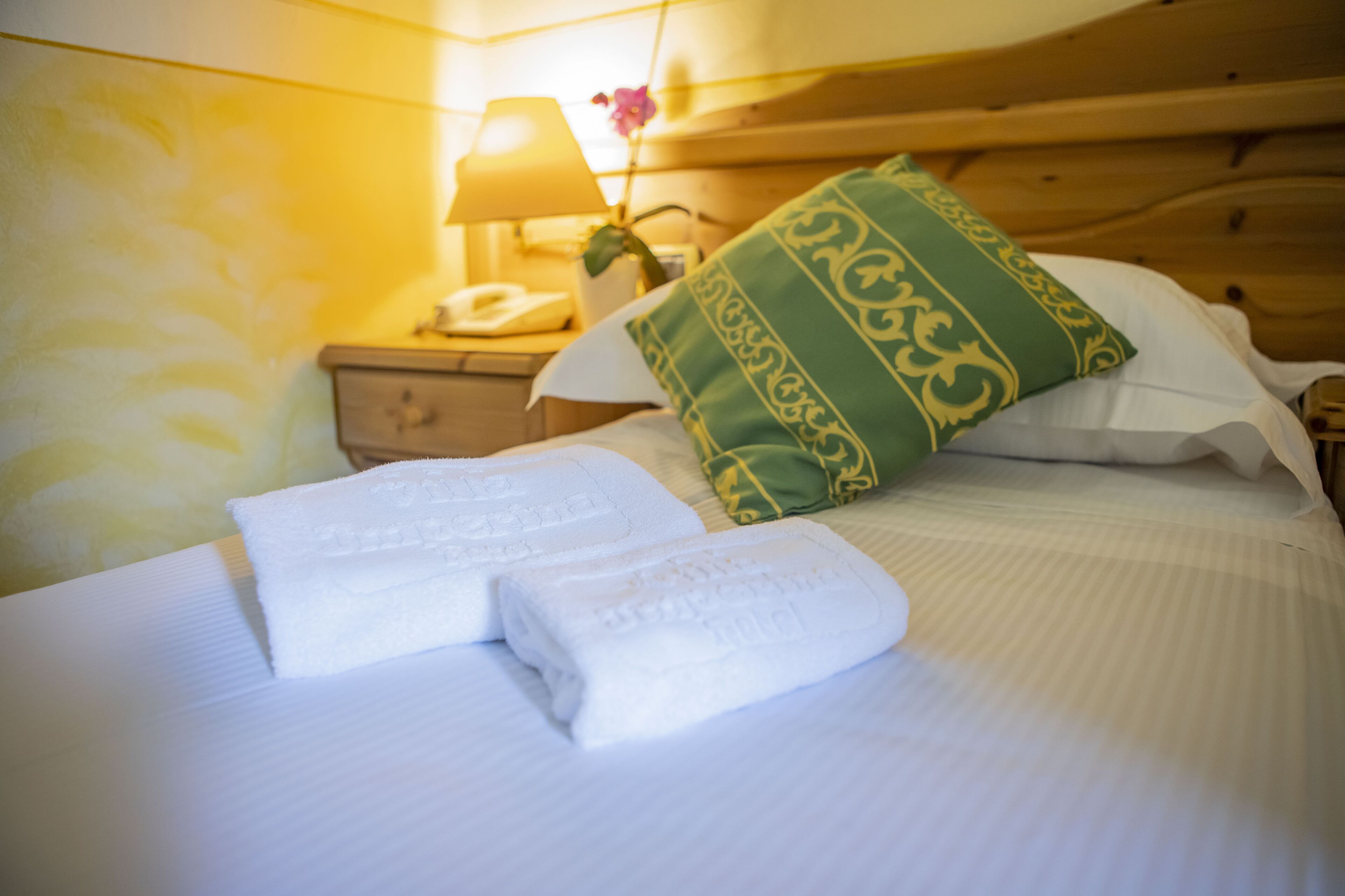 single room | minibar, in-room safe, desk, blackout curtains