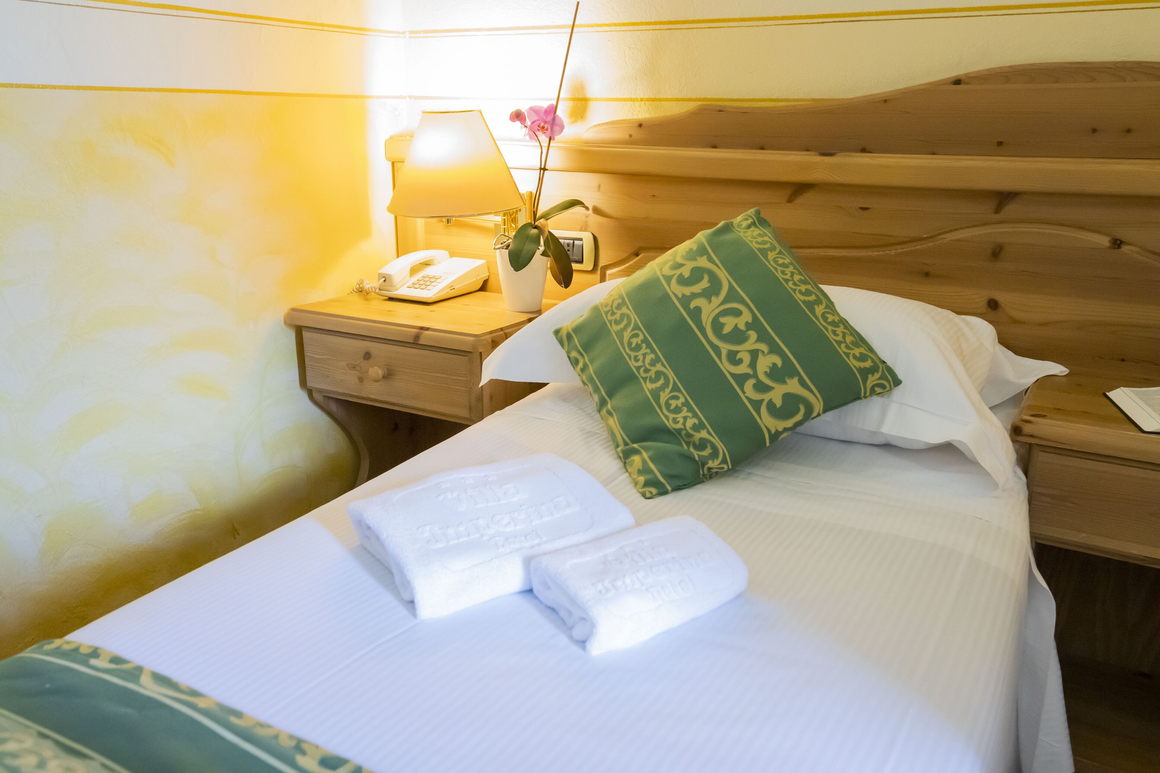 single room | minibar, in-room safe, desk, blackout curtains