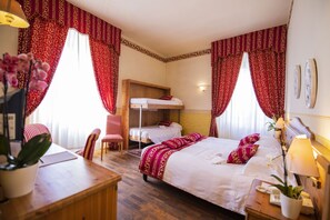 Familieværelse til 4 personer - 1 soveværelse | Minibar, pengeskab på værelset, skrivebord, mørklægningsgardiner