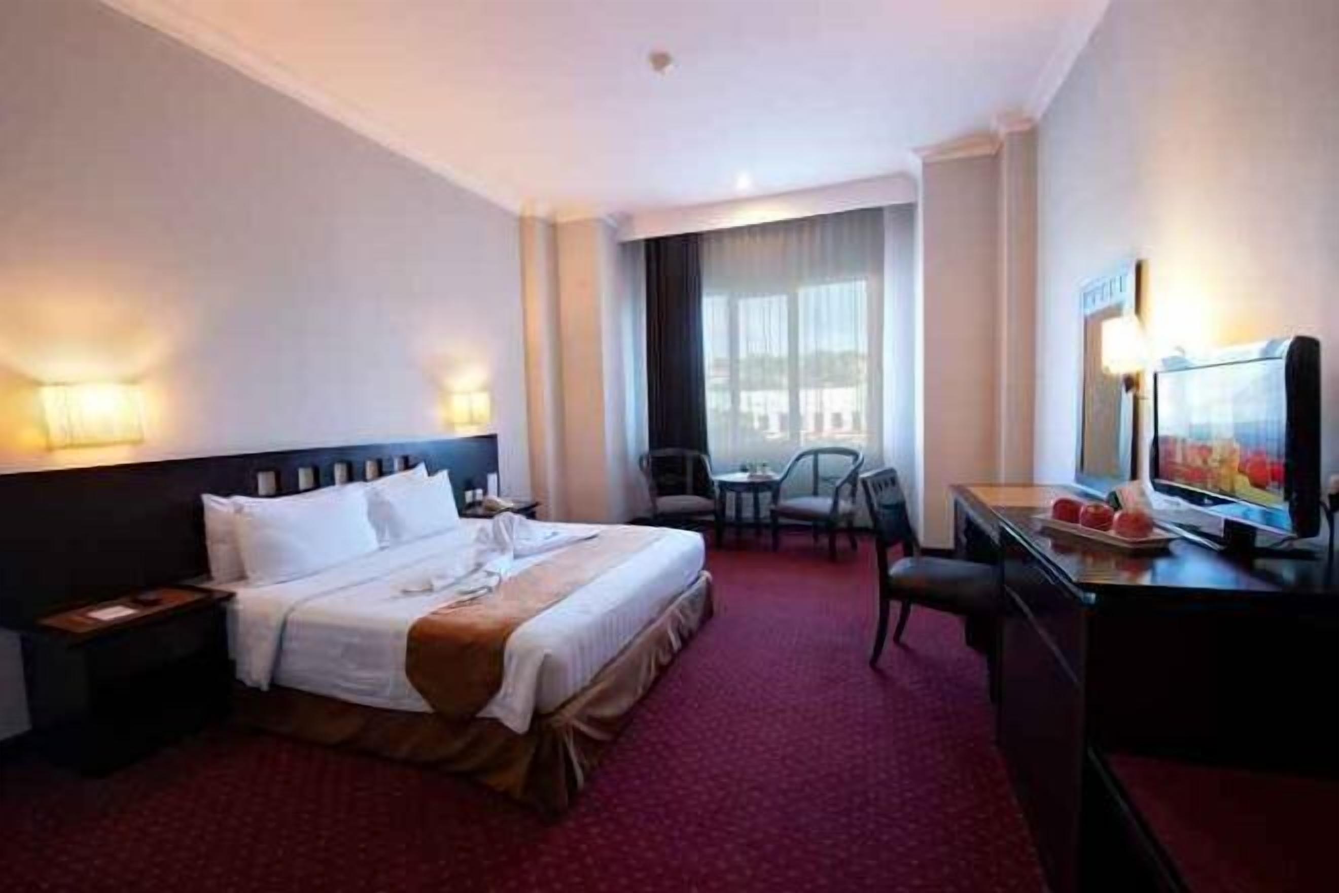 Safe på rommet, skrivebord og skrivebord for bærbar PC