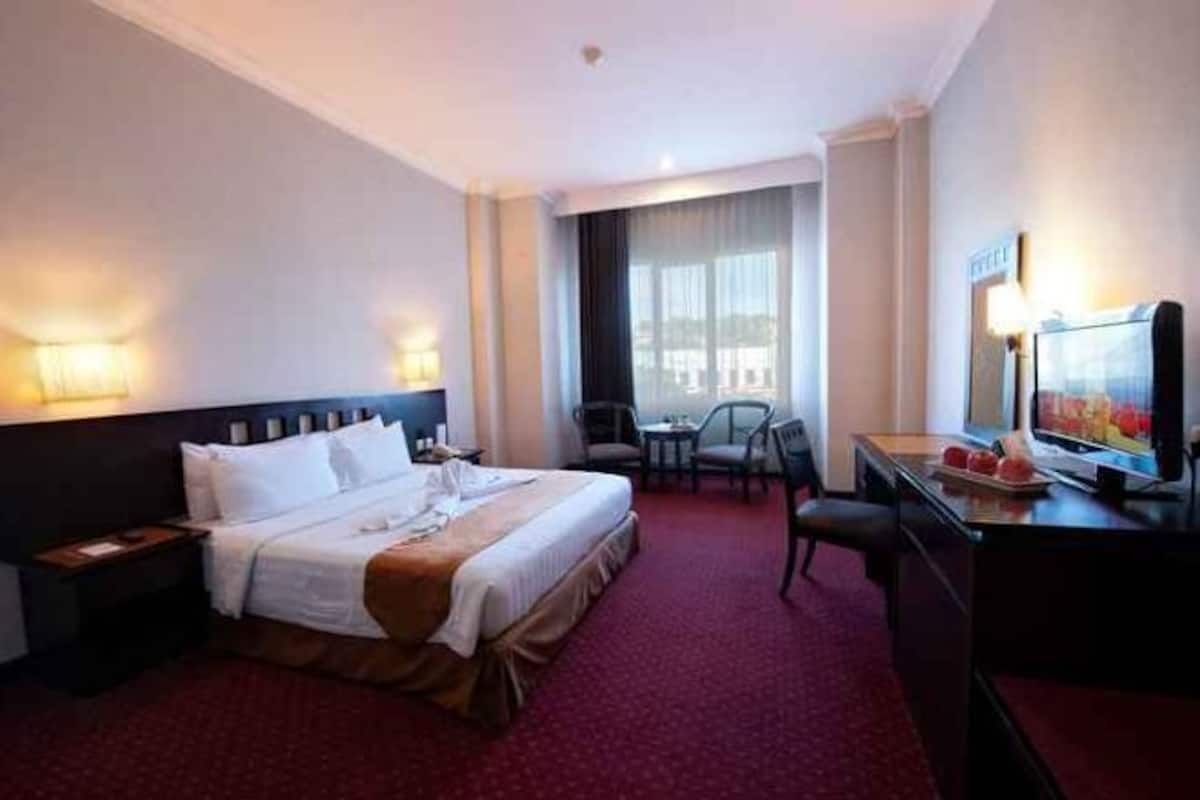 Safe på rommet, skrivebord og skrivebord for bærbar PC