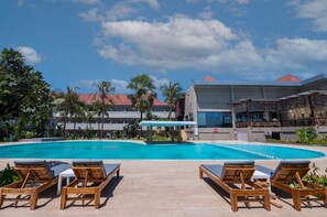 Outdoor pool, pool loungers - Kristal Hotel Kupang (Kupang)
