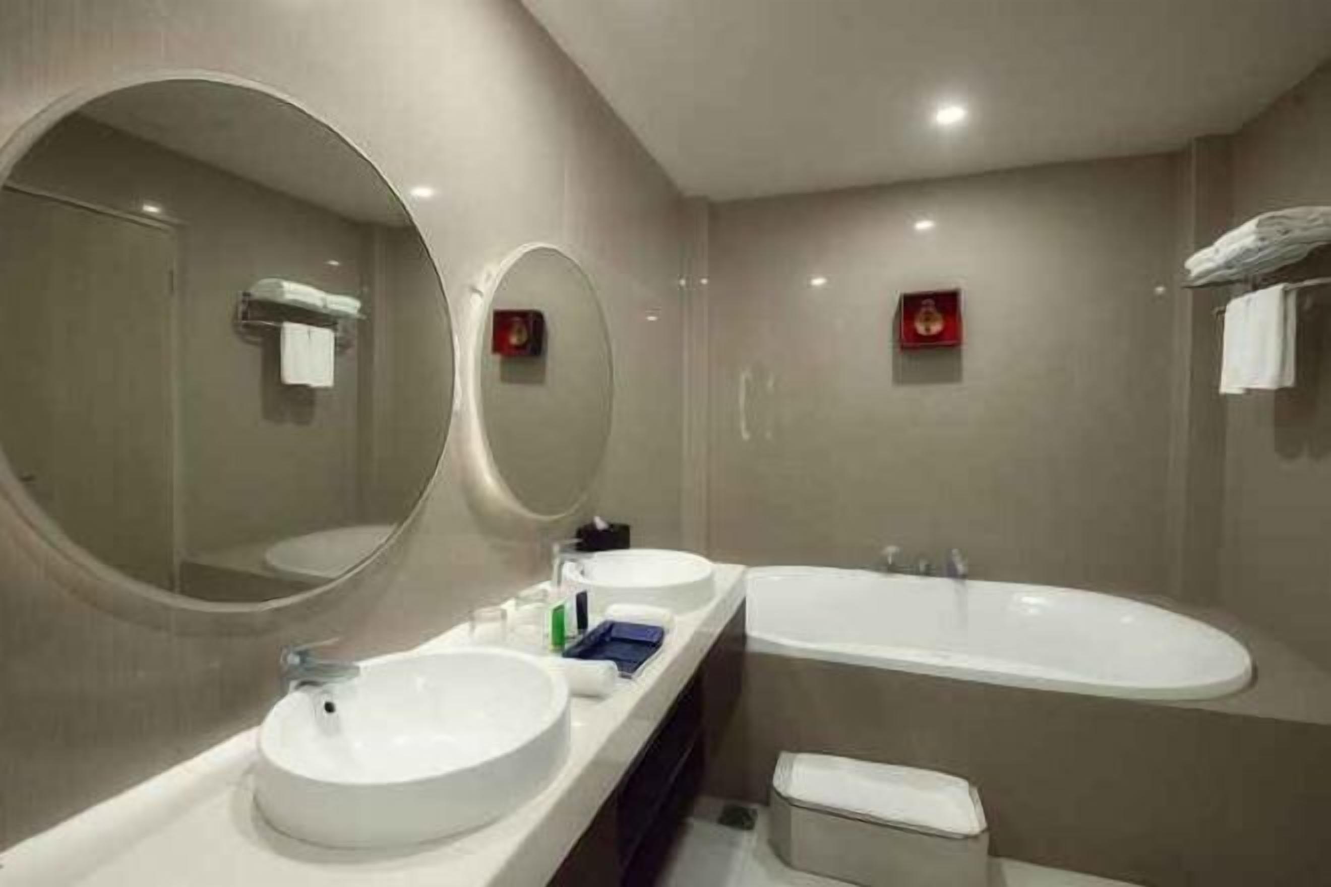 Baño | Tina con regadera, amenidades de baño gratuitas, secadora de cabello 