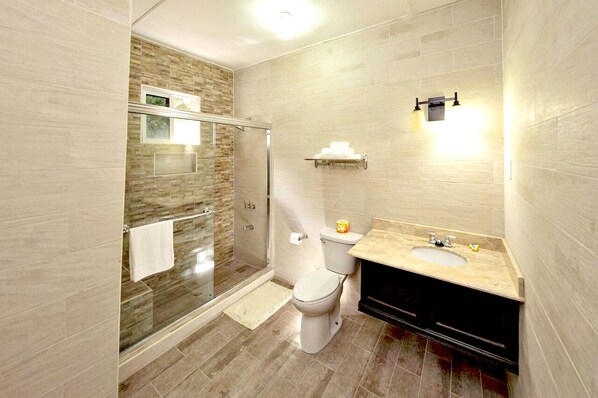 Habitación superior, 1 habitación, baño privado | Baño | Regadera, amenidades de baño gratuitas, toallas, jabón