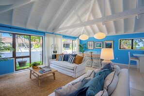 Premium Penthouse | Living area | 65-inch TV with satellite channels - Emerald Inn (Auckland)