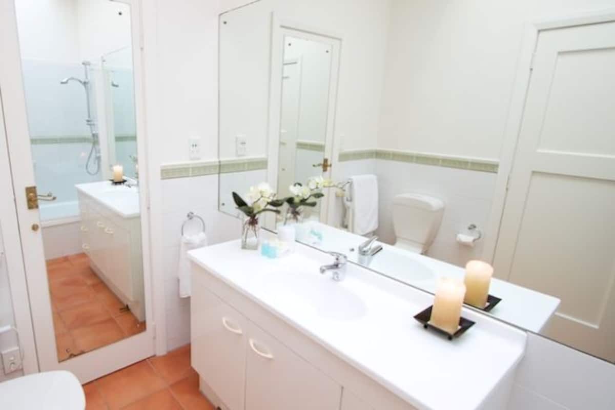 Classic Villa | Bathroom | Free toiletries, hair dryer, towels, soap