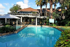 Outdoor pool - Emerald Inn (Auckland)