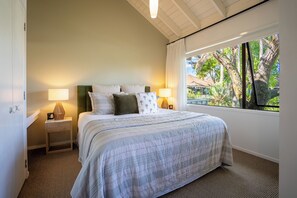 Habitació prèmium, cuina bàsica, vistes parcials al mar | Caixa forta a l'habitació, decoració individual i mobiliari individual 