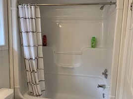Suite supérieure, 1 chambre, vue sur le jardin (Domino Suite) | 2 chambres, décor unique, ameublement unique, rideaux d’obscurcissement