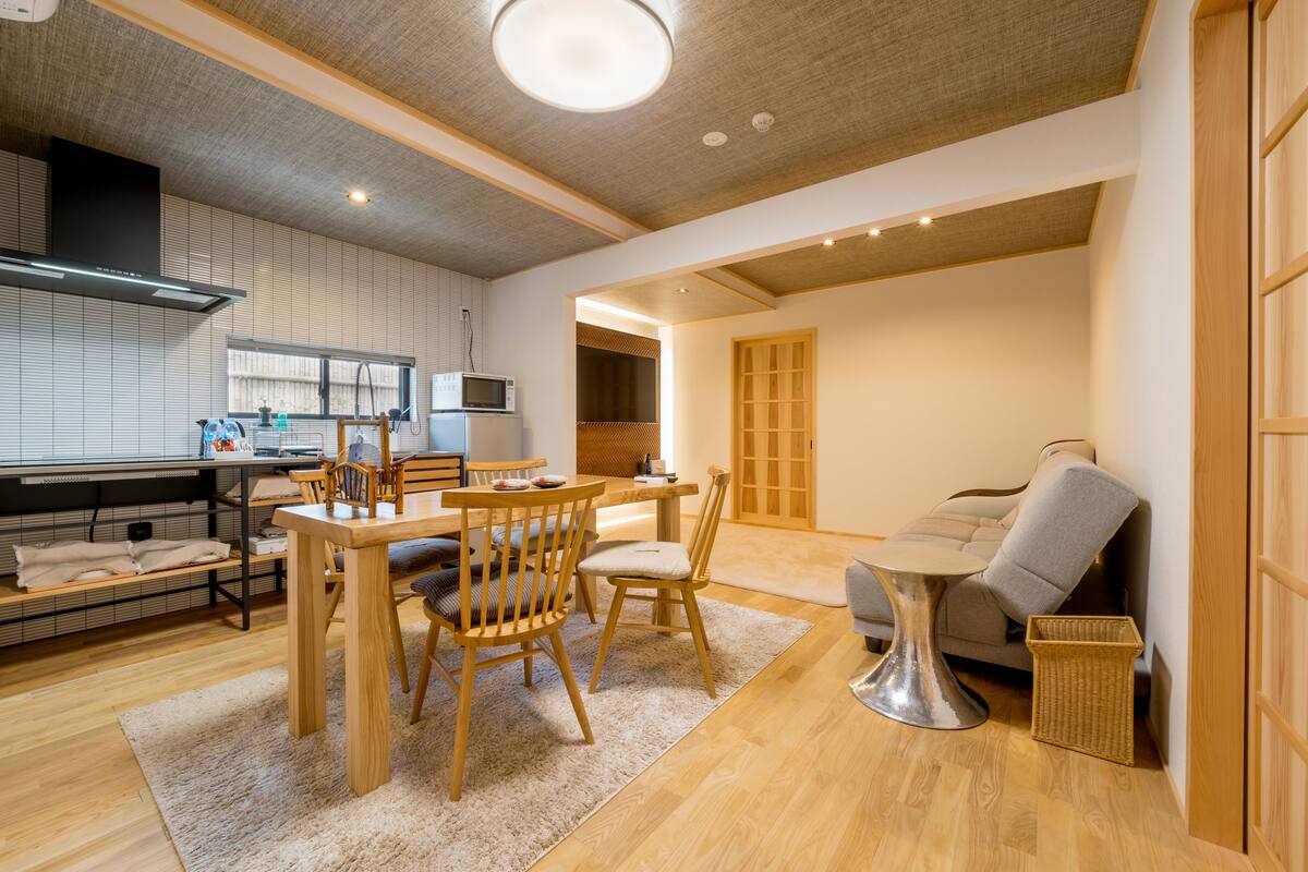 Um espaço moderno para viver, com área de jantar, cozinha e sala de estar.