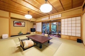Japanese Suite with Private Open-Air Bath, Garden View | In-room safe, free WiFi, bed sheets - Arashiyama Benkei (Kyoto)