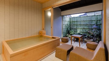 尊荣套房, 2 间卧室, 私人浴室, 花园景观 (90sqm) | 浴室 | 吹风机、电子马桶、毛巾