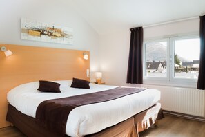 Comfort Double Room, Mountainside | Desk, cribs/infant beds, free WiFi, bed sheets - Carré Py' Hôtel (Bagnères-de-Bigorre)