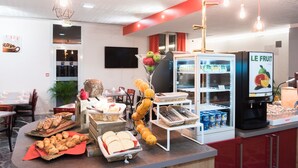 A breakfast buffet with various food items and a refrigerator labeled "LE FRUIT". - Carré Py' Hôtel (Bagnères-de-Bigorre)